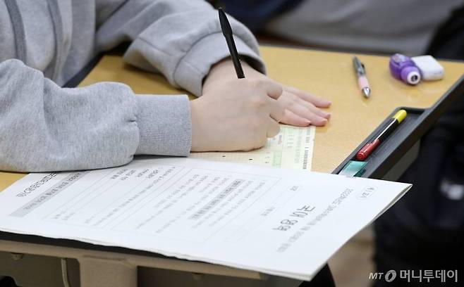 문·이과 통합 체제로 시행되는 2022학년도 대학수학능력시험의 첫 모의평가가 실시된 3일 서울의 한 고등학교 학생들이 시험을 보고 있다. /사진=김휘선 기자 hwijpg@