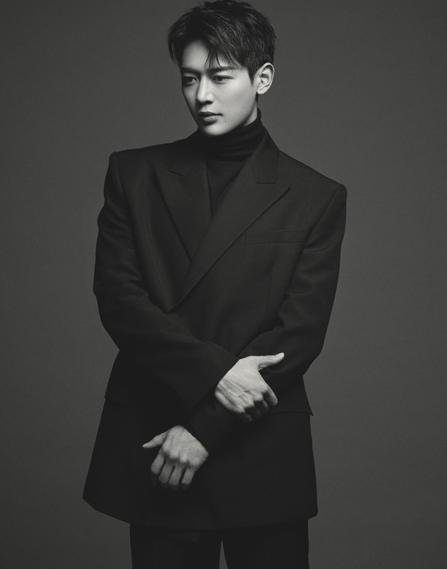 A new Profile has been unveiled, featuring a deep atmosphere of Choi Min-ho (SHINee Minho).Choi Min-ho, who was released by SM Entertainment on July 16, quickly fascinates those who see the unique sensibility from the pose of a natural atmosphere to the lyrical eyes that catch their attention.Choi Min-ho, who has revealed his aura of alluring and deep aura with a city-wide mood, said, I want to meet more diverse characters in the future. Therefore, through the mature maturity that has become more complete, I expect what kind of acting he will draw as an actor in the future.