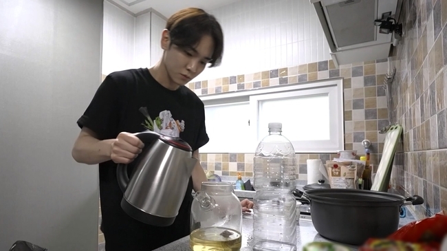 SHINee Kee, I Live Alone, presents a storm food of all time in the flavor of Sundubu ramen and perilla Samgyetang.MBCs I Live Alone (planned by Ahn Soo-young / director Huh Hang Kim Ji-woo), which will air at 11:10 p.m. on July 16, will feature a history-class food show by SHINee Key, whose Appetite exploded.As soon as the water-playing and fierce footwear showdown is over, Kee goes straight to the kitchen and cooks ramen as a snack. Kee steals his attention by saying that he prepared Sundubu Ramen, which became a hot topic on SNS.Key adds his own key point to the famous recipe to complete sundubu ramen.Keys and comrades will show storm noodles that suck Sundubu Ramen like a vacuum cleaner while never using rice bowls.After a honey-flavored snack, the key goes back to the kitchen, and the food philosophy (?) that you should not eat the key with a large pot and a Samgyetang ingredients), which is a big picture of preparing one person 1 chicken.The key is expected to be made by using the remaining ingredients to make the leek out of the leek and the perilla sauce that will upgrade the taste of Samgyetang to a new level.The taste of samgyetang, which was born from the hand of the key, makes you expect a food of the past, as your Appetite exploded and four chickens disappeared with only bones left in an instant.