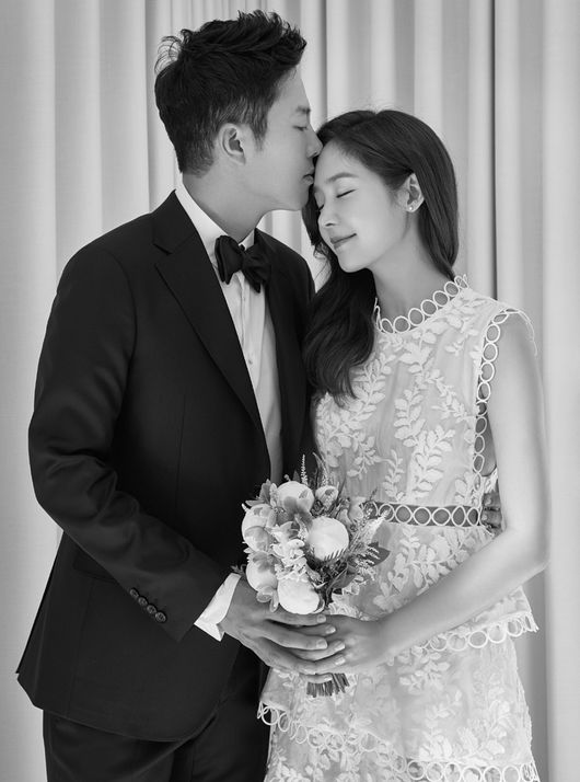 Actor Sung Yu-ri and professional golfer Ahn Sung-hyun became prospective parents after four years of marriage. Sung Yu-ri reported twin pregnancy news.Sung Yu-ri posted a letter on his SNS on the 16th, informing him that he was pregnancying the twins himself. Everyone is doing well, isnt it?I have a happy news to tell those who have always loved and supported me, so I wrote a hand letter like this. We finally got a lovely baby in our home, and it was not one, but two twins, and I still feel it, he said.Im slowly becoming a mother through changes that I cant eat properly and even water is empty, and its not easy to be a mother.I respect all the mothers in this world. Finally, Oh and Taemyung has made love, happiness. Please pray that our twins will come out of the world healthy.I think I can share my happiness with you because of the fans who always give warm heart and love me in an invisible place.I always appreciate and love you. Sung Yu-ri is the first of the Fin.K.L members to become a mother as she delivers news of pregnancy.Sung Yu-ri was secretly marriaged in May 2017 after four years of devotion with Ahn Sung-hyun.Since then, Sung Yu-ri has appeared on SBS Pluss Night in Your Own! Night Opening, revealing her daily life after marriage and appearing on JTBCs Fin.K.Lup.It also continues to communicate with fans through SNS.In recent years, Sung Yu-ri, who has been transformed into a cosmetics CEO and has been presenting new challenges, has been on a greater slope that she has been pregnancy and It have also been pregnancy for twins in four years.Sung Yu-ri attended the baby shower of his best friend actor Han Ji-hye last month, and presented his baby clothes with his husband An Sung-hyun. As a result, Sung Yu-ri was preparing to become a mother during the pregnancy.Marriage The celebration of fellow entertainers is pouring into the news of pregnancy in more than four years.Actor Jung Ryeo-won said, I congratulate you so much, and Lee said, I congratulate you so much!Love grows up healthy and grows into the world, and Jin Tae-hyun congratulated me on my congratulations.Lee Jung-hyun also said, I am overwhelmed ~ ~ boys ~ ~ ~, Jeon In-hwa said, Congratulations to me ~ I am so excited and expected love and happiness. Choi said, Wow ~ ~I am so happy! I am expecting a beautiful beautiful beautiful baby who is blessed. I have a lot of beautiful thoughts and make sure you are healthy, Yang said.SLIENTI Provision, Sung Yu-ri SNS