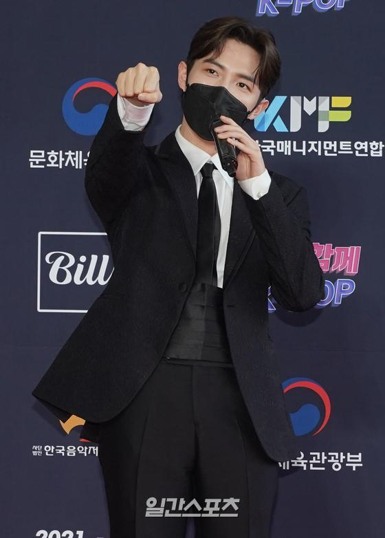 Singer Kim Jae-hwan attends the 2021 Together Again K-POP Concert held at the SK Olympic Handball Stadium in Songpa-gu, Seoul on the afternoon of the 17th and has photo time.