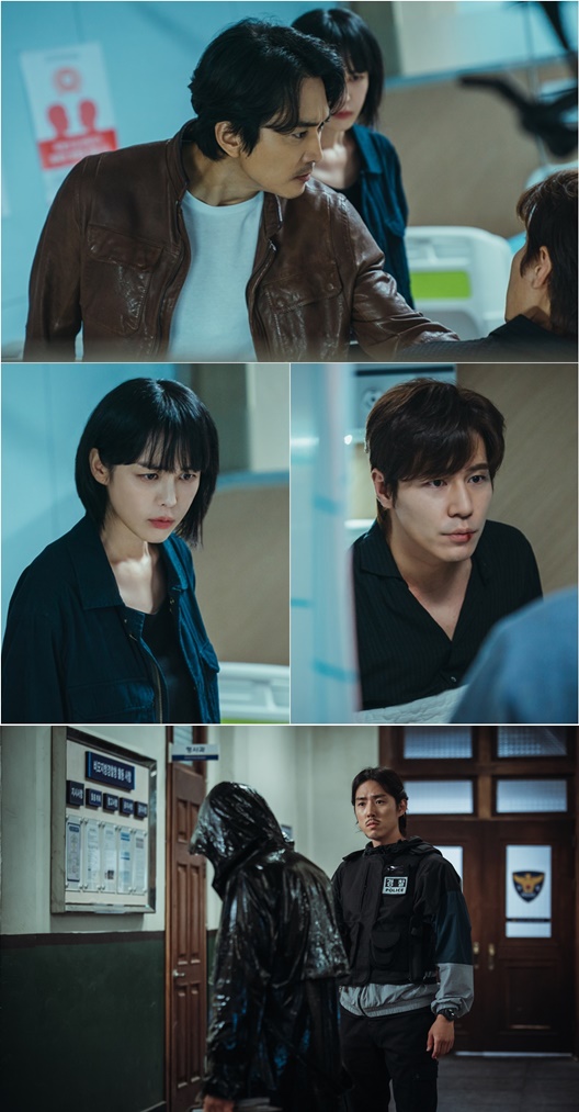 TVN Voice 4 Song Seung-heon and Lee Ha-na catch the situation of catching the neck of four-person chain Lee Gyoo-hyeong, and raise the tension by 200%.TVNs Gold Toe Drama Voice 4: Time of Judgement (directed by Shin Yong-hwi/playplayplayed by Mar Jin-won/production studio dragon, voice production) (hereinafter).Voice 4 will reveal SteelSeries, which contains emergency room neckers by Derek Cho, Lee Ha-na and Lee Gyoo-hyeong, on the 17th (Saturday), before the 10th broadcast.In the last broadcast, Kang Kwon-ju and Dong Bang-min faced each other to bring tension to a peak, especially the Circusman personality of Dong Bang-min, who said, Now we have to pay for the price that interfered with us.The moment of the crisis that strangled Kang Kwon-ju, How can I tear it? The two-person runaway shocked viewers, with the centers personality popping out No, its my Siamese twins.As a result, the 10th broadcast of today (17th), when the blood war with the Eastern people will begin in earnest, has been noticed.In the SteelSeries, Derek Joe and Kang Kwon-ju are at the peak of Furious Gage.Especially, in the eyes of Derek Joe, who snatched the neck of the Eastern people, Furious is so young that he wants to arrest him right away.In the meantime, Lee Gyoo-hyeongs eyes are puzzled by what the situation is, and he is confused by the pressure investigation of two people pushing himself hard.Kang Kwon-ju also looks at the Eastern people who can not remember the moment when he attacked himself with suspicion.I wonder if Derek Joe and Kang Kwon-ju will face the moment of truth about the Eastern people.The SteelSeries, which was followed by the black raincoat, stimulates curiosity because it contains a questionable figure wearing a black raincoat. The black raincoat was worn when Dongbang Min dressed up as a doppelganger.The confused Baek Sung-hyuns eyes and the cold atmosphere of the scene give a glimpse of the unusual situation.I am curious about the identity of another new Killer, other than the Eastern people, who is veiled.Deric Joe and Kang Kwon-ju are taking a step closer to the shocking past of the Eastern people, said TVNs Voice 4 production team. I hope that the more shocking and exciting story will be stirred up, especially as a person who embroidered himself as The Circus Man appears.Meanwhile, TVNs Drama Voice 4 is a sound chase thriller that depicts the fierce records of members of the 112 reporting center who use the golden time of the crime scene. It will be broadcast 10 times at 10:50 pm on the 17th.TVN Voice 4