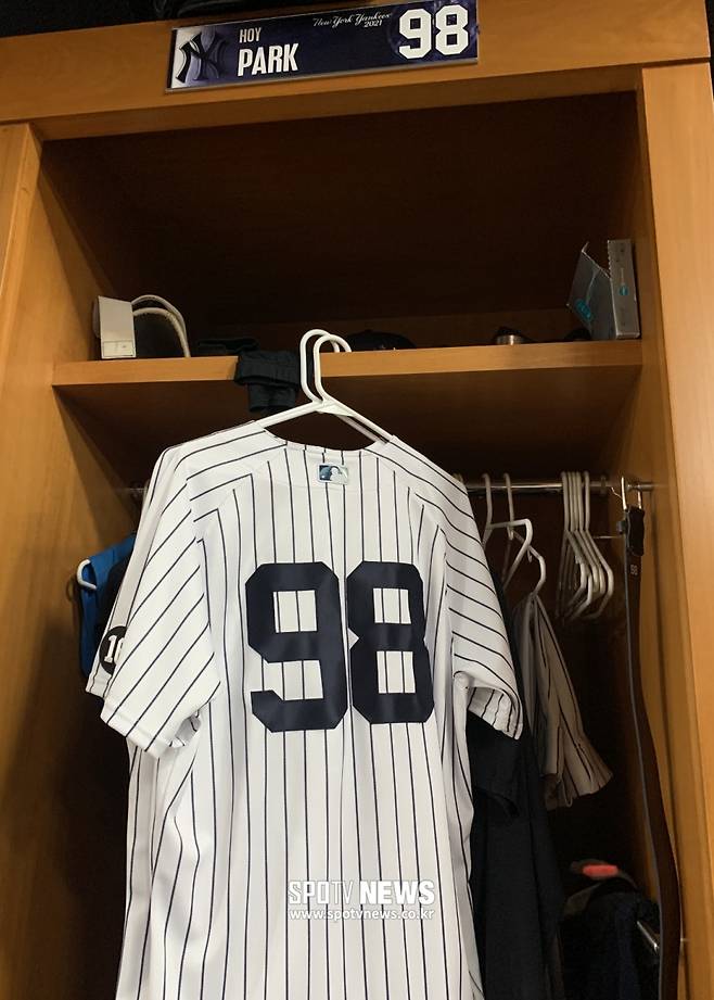 ▲ 양키스타디움 라커에 박효준의 등번호 98과 이름이 부착돼 있다. 그 밑에 박효준의 저지가 걸려 있다. ⓒ박효준 제공