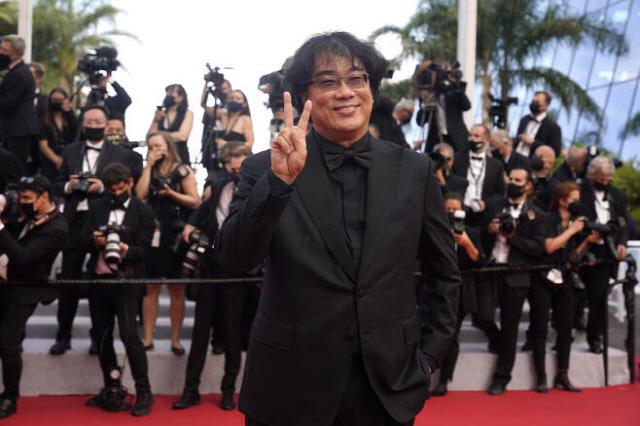 Although Korea film failed to enter the competition, the performance of Korean filmmakers was the 74th Cannes International Film Festival, which was more brilliant than ever.The 74th Cannes International Film Festival, which boasts the highest authority of the Worlds three major film festivals, closed on Thursday after a two-week long journey.The closing ceremony and awards at the Cannes Paled Festival Lumiere Grand Theater were won by Titan (TITANE) directed by France-born Julia Duconau.At the Gina Rodriguez 73rd Awards, Bong Joon-hos parasite won the Palme dOr award, raising hopes that the second Bong Joon-ho, or the second parasite will be born at the awards this year, but the Korean film was not invited to the competition.Nevertheless, Korean filmmakers who proved to be World Clas shone Cannes.At the closing ceremony, Lee Byung-hun, the main actor of the Emergency Declaration (director Han Jae-rim), who was invited to the non-competitive section as Chungmuros representative actor, took the stage as a prize winner for the best actress.Park Chan-wook, who participated as a judge at the 70th Awards held in 2017, was awarded the screenplay prize at the closing ceremony.Lee Byung-hun is the first Korean Actor to be awarded the Cannes Film Festival.Lee Byung-hun, who was on stage, said, I am so happy to come here and congratulate all the winners. After greeting in French, he said, I am sorry I did not French well. This festival is very special to me, director Bong Joon-ho opened the film festival and Kang-Ho Song is a judge. Then he mentioned the director of the judging committee, Spike Lee, and laughed at the joke that he resembled himself and showed off his World Class Actor relaxedness.Bong Joon-ho was surprised at the opening ceremony on the 6th and announced the opening ceremony directly.The Cannes Film Festival kept a secret about whether Bong would attend the awards until the day, and used him as the best secret weapon in the opening ceremony.Bong mentioned last year when the awards were not held due to the pendemic caused by Corona 19 at the opening ceremony, saying, The film festival has stopped, but the movie has never stopped.I think that since the train was in the movie of the Rumier brothers, Cinema has never stopped on this earth.I believe that the great film makers and artists gathered here today are proving it. Bong also attended the rendezvous Avec event the next day and attracted attention with his unique witty gesture. He was attracted by the information about the next work known as mood and animation at the time of the suspect Lee Chun-jae of the Hwaseong serial murder, which became the material of his directing Memories of Murder, and his thoughts about the rapidly growing OTT platform.Kang-Ho Song will be presented at the awards, including the judging director Spikri, Senegalese director Marty Diop, Canadian and France singer-songwriter Milene Palmer, United States of America actor and director Maggie Gyllenhaal, Austrian director Yeshka Housener, France-born actor and director Melanie Laurent, and Brazilian Clever Mendonsa Phil He worked as a judge with France coach Actor Tahar Rahim.He became the Chunmuro Actor, the second Cannes judge after Jeon Do-yeon, the Queen of Cannes, who participated as a judge in 2014.Although Korean films failed to enter the competition this year, Han Jae-rims new film Emergency Declaration and Hong Sang-soos new film In front of your face were invited to the non-competitive category and released to World filmmakers.In front of your face team did not attend the awards for all actors including Hong, but the Emergency Declaration team was attended by Han Jae-rim, Kang-Ho Song, Lee Byung-hun and Lim Si-wan.The reality aviation disaster movie Emergency Declaration which takes place on a plane that declared unconditional landing in the face of a disaster situation of the past has been well received.Four applause burst out to prove the local reaction, and as the ending credits went up, the audience cheered and a 10-minute standing ovation rang.Cinema Treasure, a leading film magazine, said, It is an intense but very modern disaster movie about the emergency declaration.The United States of America NY Observer praised it as an air disaster movie of frighteningly timely, phenomenal tension, and AFP said, two and a half hours have been overtaken by Gina Rodriguez.The cicada, directed by the new director Yoon Dae-won, became a part of the Korean film that had to taste the pain of failing to enter the competition at the Cannes Film Festival.Came won second place in the Cinema Foundation and made a surprise performance.Yoon said, I am grateful that Cammy is the Graduate work, and I received a really good gift as the last Graduate gift at the school I attended for a long time.The Cinema Foundation is a section for the film students The Graduate works apart from the competition, and is considered to be the gateway for the next generation of new directors to the World stage.The short film Mammy, directed by new director Yoon Dae-won, who was invited to the Cinema Foundation category this year, was selected as the second of 17 works invited to the section and received a prize money of 11,250 euros (about 15.18 million won).Cammy is a 17-minute short film about the story of transgender who is prostitution on Sowol Road on a hot summer night.