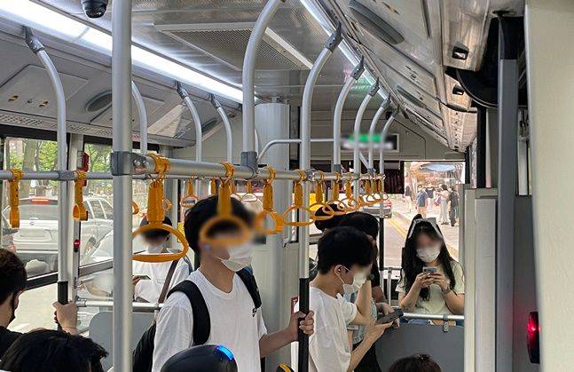 30도 이상의 더운 날씨에 얇은 일회용 마스크를 착용한 시민들이 대중교통을 이용하고 있다.ⓒ데일리안