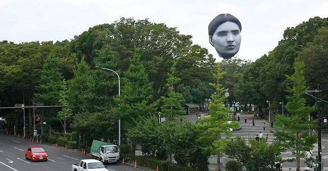 공공미술 열기구 ‘마사유메’(正夢)가 16일 일본 도쿄 요요기공원 나무숲 사이로 떠오르고 있다. 트위터 캡처