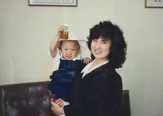 추미애 전 장관이 첫째 딸을 안고 있는 모습. 육아와 일을 병행한 그는 당시에 대해 "번지점프에 올라선 것 처럼 위태로운 마음으로 일상의 조화를 저울질 해야했다"고 말했다. 추미애 캠프