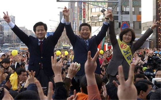 추미애 전 장관은 2002년 대선에서 '후보흔들기'에 직면했던 노무현 당시 새천년민주당 후보를 도왔다. 반대파는 추 전 장관에 "건방진 것"이란 막말도 했다. 맨 왼쪽은 정동영 전 의원. 추미애 캠프.