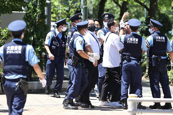 18일 오후 도쿄 하루미 지역 올림픽 선수촌 인근 도로에서 극우단체가 차량을 이용해 확성기 시위를 진행하다 경찰에게 제지당하고 있다. 장진영 기자