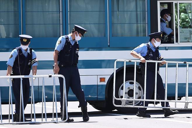 18일 오후 도쿄 하루미 지역 올림픽 선수촌에서 경찰들이 경계근무를 서고 있다. 입구에 바리케이트가 설치되고 경찰병력이 늘어나는 등 이전보다 경계가 한층 강화된 모습이다. 장진영 기자