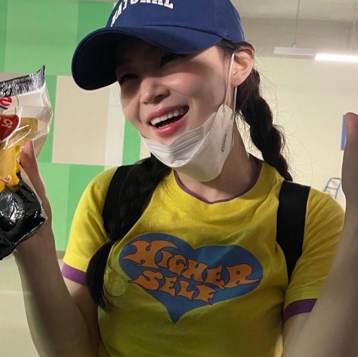 Singer Lee Hi showed off her fairy beautyOn the 18th, Lee Hi posted several photos on his Instagram with an article entitled Have you been happy to give me a hungry day...Banana or two? (Yes.).Lee Hi, in the public photo, is enjoying Banana in his hand, and he is wearing a yellow T-shirt that matches Banana and emits a youthful yet unusual charm.Especially, even though I wear a hat and a mask, I can not hide my beautiful look, and the loveliness added to my braided hair catches my eye.The netizens who saw this responded such as High Fairy and Beautiful look these days ... cute and real.