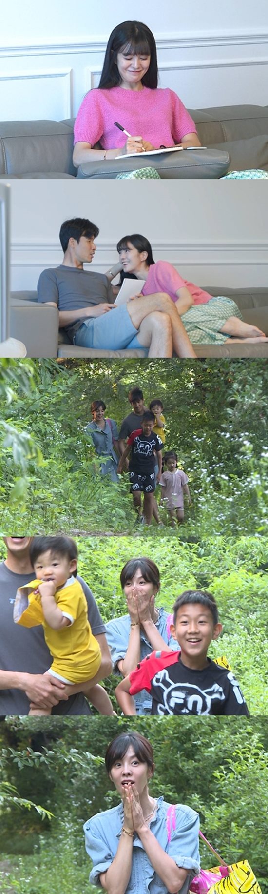 Kim Sungs Rob Reiner will be released on SBS Sangsangmong Season 2 - You Are My Destiny which is broadcasted at 11:10 pm on the 19th.Jung Jo-gook decided to designate Kim Sung DAY for his wife Kim Sung, who suffered from child care for Sam Brother and Sister, and to listen to his wifes Rob Reiner.Kim Sung usually started to write down things that he wanted to share as a couple without concealing a happy smile on Jung Jo-gooks proposal as he is a husband wish.However, Kim Sungs Rob Reiner, who was released, shocked everyone.Jung Jo-gook, who has a small expression of affection, was full of contents that were embarrassingly shrivelled. It is the back door that even MC Seo Jang-hoon, who watched it, was surprised that he was tired.Indeed, Kim Sungs 10 Rob Reiner is curious about what it will be.Jung Jo-gook, who resigned within a few minutes, executed Rob Reiner for Kim Sung, and Kim Sung was a semi-forced love of Jung Jo-gook (?I was impressed and satisfied with the fact that Jung Jo-gook eventually faced the limit because Kim Sung does this on his feet, which he even considered complex.Kim Sung asked Jung Jo-gook, who hesitated, If you love me, please do it. Jung Jo-gook is said to have turned the studio over with a look that it is hard to bear.Meanwhile Jung Jo-gook moved outdoors with the whole family to make Kim Sungs final Rob Reiner.Kim Sung, who arrived at the place prepared by Jung Jo-gook, and Sam Brother and Sister were surprised by the super-sized this, which is 80m long.The first Taeha and the second Yoonha were born and rushed to the first sight.What is the identity of this in the mountains, Kim Sung can be seen in Same Bed, Different Dreams 2: You Are My Dest, which is broadcasted at 11:10 pm on the 19th.Photo = SBS