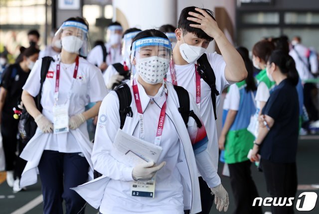 2020 도쿄올림픽에 출전하는 대한민국 배드민턴 선수들이 19일 오후 일본 나리타 국제공항을 통해 입국하고 있다. 2021.7.19/뉴스1