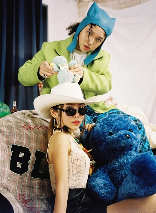 Singer Poached Egg raised expectations for the new song.Poached egg has been raising expectations for new songs since the 15th by posting new profiles and the Solo Home Party Image and Teaser Image of the new digital single Blanket through official SNS.In the first profile Image, Poached egg was seen holding a bear doll and looking at the camera.He has a colorful costume, a hair turban, and sunglasses. He has also given a bright energy to those who make innocent but sunny faces in the Solo Home Party Image.Also with the mainstream Wenstein, the Teaser Image was full of funky charm.The sophisticated styling and the free-spirited charm of the two people have added to the expectation of the Blankette that breathed together.Blankette is a song of fun and koji pop genre, and it contains positive and pleasant energy as if a festival is held in the house.Poached egg, a talented vocalist with an attractive tone, and Wenstein, who is now loved by MSG Wannabe, are attracting attention as a synergistic song.Blankett will be released at 6 p.m. on the 21st.
