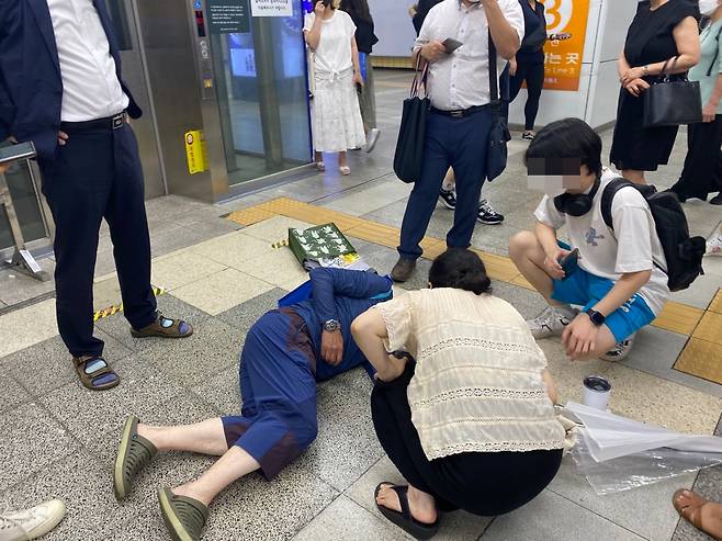 지난 15일 오후 서울 서초구 지하철 교대역 3호선 방향 승강장에서 70대 청각장애인을 밀쳐 폭행한 60대 남성이 경찰에 입건됐다. 사건 당시 피해자인 70대 청각장애인이 승강장에 쓰러져 있다. 신주희 기자