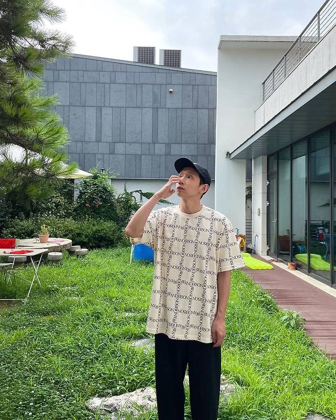 Actor Bong Tae-gyu has reported on his recent situation.On July 19, Bong Tae-gyu posted a picture on his personal Instagram, saying, The children grow up and grow up in Madang.In the photo, Bong Tae-gyu appeared in Madang connected to the glass and hit the natural light. He showed a fashionista with a comfortable but clean fit.The lush grasses and the neat exterior of the house next to the deck are impressive.Meanwhile, Bong Tae-gyu married photographer Hassis Park in 2015.The couple has one male and one female, and they share their childrens growth process with their fans through Instagram.Bong Tae-gyu has recently been loved by Lee Kyu-jin in the SBS drama Penthouse series.