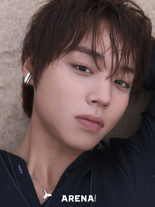 Singer and actor Park Jihoon has attracted charm through the picture.On the 19th, Fashion Magazine Arena Homme Plus unveiled Park Jihoons emotional fashion picture taken on the beach.In the August issue, which was under the concept of Poetic Beach Boy, Park Jihoon caught his attention with pure, clear eyes and atmosphere pose.Park Jihoon, who stood in front of the camera, took a free pose and made an atmosphere and bold appearance.In a subsequent interview, Park Jihoon declared, It is not a cute age anymore, and said about the image that changed from the good-looking tanned skin, healthy physique, and more mature personality.I had a lot to worry about early in the group activity, solo activity, and how I was going to make Park Jihoon look more beautiful.I know that even Park Jihoon itself, which is not made up now, is saved by fans. Now, please look cute even if you do not have Lovely. Park Jihoon, who is a hot topic for the drama Blue Spring from afar and other films that appear in each film, said, When I look at the comment, I have a lot of words to cry, but it is good to ring.I am confident in crying. He said, In reality, I do not cry. The fans express that they have a narrative on their face, but there was no story in my life.(Laughing) I think Im just good at the moment, and its a focus fight.Park Jihoon, who started as a child actor at the age of seven and continued to run from musicals, entertainment, Wanna One activities and solo activities, said, Even though there was no iron, dreams and goals were always clear.Whenever he failed to audition or was not getting better, he said, Hey, are you done here? Are you going to give up here?I used to say, I never (give up), and I came all the way here, trying to get my heart out of this, saying, Im not the one to give up here.Actor and singer Park Jihoons phone and honest interview specialist who has walked silently toward dreams and constantly tries to show new image can meet at Arena Homme Plus.arena homme plus