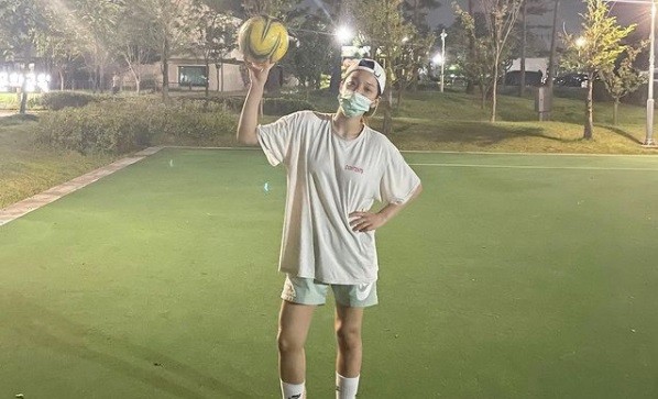 Actor Seol In-ah falls for football English Training: Have Fun Improving Your SkiSeol In-ah posted a picture on his Instagram on the 19th with a short article called Footlin.The photo shows Seol In-ah posing in the background of the late-night ground.Seol In-ah, in a comfortable sportswear, is a sporty charm with a futsal ball.Seol In-ah is a Taekwondo jujitsu jujitsu judan, who has shown off his natural athleticism through a number of entertainment programs earlier.Meanwhile, Seol In-ah has a break since SBS Jungles Law in Pent Island: Island of Desire which was aired in May.