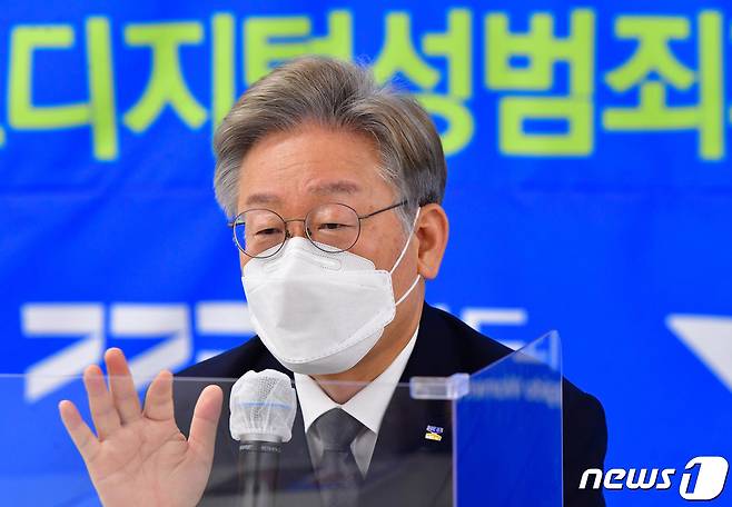 이재명 경기도지사가 19일 오전 경기도 수원시 장안구 경기도디지털성범죄피해자원스톱지원센터를 방문해 관계자들과 대화를 하고 있다.. © News1 경기사진공동취재단