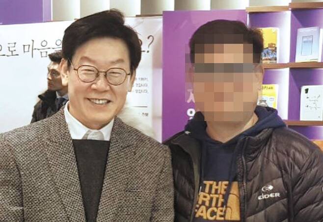 이재명(왼쪽) 경기지사와 경기도 교통연수원 사무처장 진모씨가 지난 2018년 2월 함께 찍은 사진. 진씨는 이 사진을 자신의 SNS에 올렸다. /인스타그램