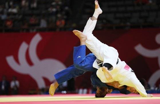 이게 유도다 (자카르타=연합뉴스) 박동주 기자 = 30일 오후(현지시간) 인도네시아 자카르타 컨벤션센터에서 열린 2018 자카르타·팔렘방 아시안게임 유도 남자 73㎏급 결승에서 한국 안창림과 일본 오노 쇼헤이가 접전을 벌이고 있다. 2018.8.30 pdj6635@yna.co.kr (끝) 〈저작권자(c) 연합뉴스, 무단 전재-재배포 금지〉