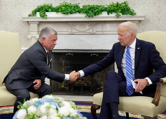 조 바이든 미국 대통령이 19일(현지시간) 백악관에서 압둘라 2세 요르단 국왕과 만나 악수하고 있다. 워싱턴｜로이터연합뉴스