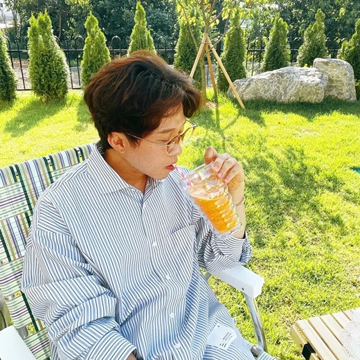 Comedian Park Sung-Kwang, 40, enjoyed his leisure time enjoying his wife Isolis Won Mi Ha, 33.Park Sung-Kwang told his Instagram on the 20th, Its # Zipcock these days.Solis own tangerine juice and the re-start # Sunny Zipcock Life Were all tough, but well get through it again. I miss you.Everyone ~ and posted several photos.Park Sung-Kwang in the public photo is drinking Juice at the Detached Houses Madang on the third floor of his newlyweds.Next to Park Sung-Kwang is an empty yellow chair, which makes you guess that you spent a friendly time with Isol.Park Sung-Kwangs relaxed routine, which tastes cool, sour and sweet juice just by avoiding the warm sunshine, envies envy.Park Sung-Kwang and Isoli married in August last year, when they made headlines after announcing that they had left the company after 10 years at a recently-staffed pharmaceutical company.