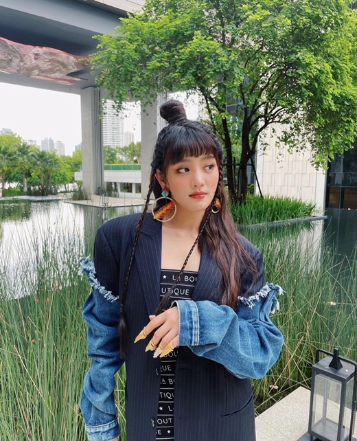 Group (G) I-DLE member Minnie showed off her colorful fashion sense.On the 20th, Minnie posted a number of photos on his personal Instagram with an article entitled One more. Hihihihineberbermer?The photo shows Minnie in various poses.Minnie paired the same pattern of tank tops and skirts, revealing sleek legs, especially the hairstyle that highlights Minnies hip style.He gives a point with a big earring and boasts a unique sense.Also on the finger is an accessory reminiscent of a cone-shaped Confectionery, which catches the eye: Minnie, who has a unique styling and admiring fans.Seeing this, (G)I-DLE member Mi-yeon posted a comment saying: Minnie thought!!!!The netizen also responded such as What do you think of the goddess Minnie, I want to see the best cute Minnie and Huck Ring is like a perfect confectionery.