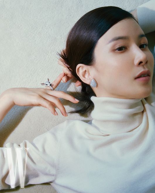 Actor Lee Bo-youngs unique elegance picture was released.On the 20th, W. Korea recently released a picture with Lee Bo-young.Lee Bo-young, who was released on the day, has unchangingly emanated a unique charm with beautiful beauty and sophisticated atmosphere.Especially, it catches the attention of the viewers by digesting original jewelery such as a butina and gorgeous costume, colorful earring necklace ring.Meanwhile, Lee Bo-young has played the role of Chaebols daughter-in-law from Actor in the recent drama Mine and gave the viewers a drama fun.W. Korea, Boucheron Provides
