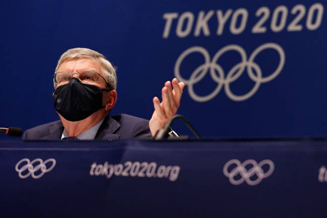 토마스 바흐 IOC 위원장이 지난 17일 열린 IOC 집행위원회에서 검은 마스크를 쓰고 회의를 진행하고 있다. ㅣ게티이미지
