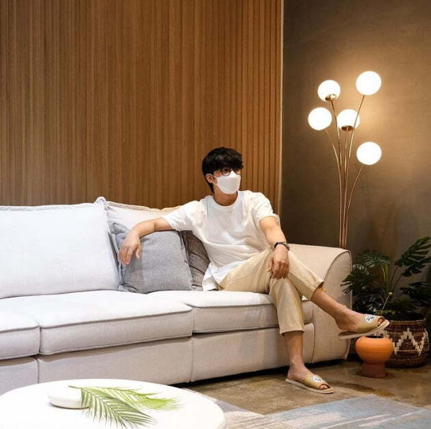 Actor Son ho joon reported on the latest.Son ho joon posted a picture on his Instagram on the 20th without any comment.Son ho joon in the picture is sitting on the sofa with his legs crossed in a luxurious space.On the other hand, Son ho joon left YG Entertainment, which had been in operation since 2016, and signed an exclusive contract with Thinking Entertainment, which includes Kim Ho Joong and So Yeon on June 30th.Photo: Son ho joon SNS
