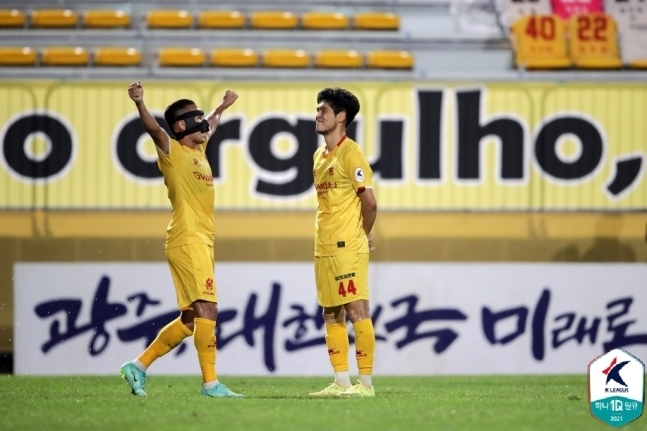 광주FC의 이순민(오른쪽)이 득점에 성공한 뒤 세레머니를 펼치고 있다. (한국프로축구연맹 제공)
