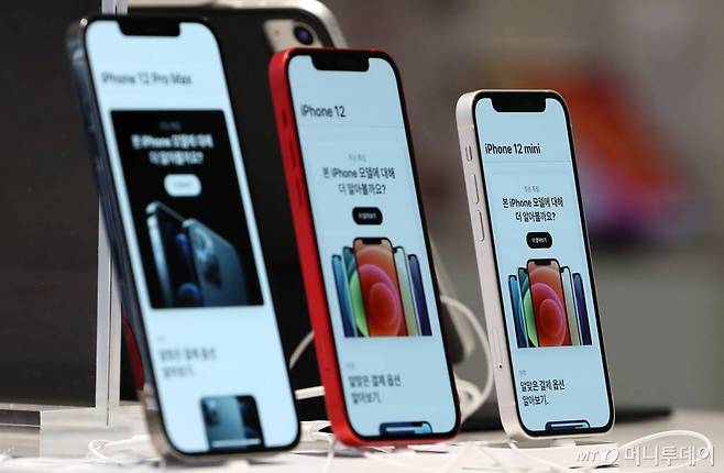 애플 신제품 아이폰 12 프로 맥스와 12 미니가 공식 출시된 20일 서울 중구 명동 프리스비 매장에 제품이 진열돼 있다. /사진=김휘선 기자 hwijpg@