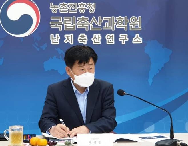 오영훈 의원이 난지축산연구소를 방문해 현안을 청취하고 있다. 오영훈 의원 SNS 캡처