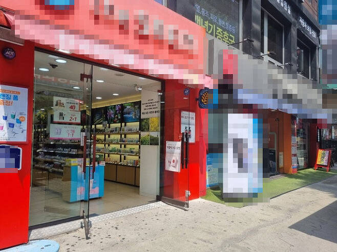 20일 서울 광진구 건대입구역 인근 가게들이 에어컨을 가동한 채 문을 열어놓고 영업을 하고 있다.    장한서 기자