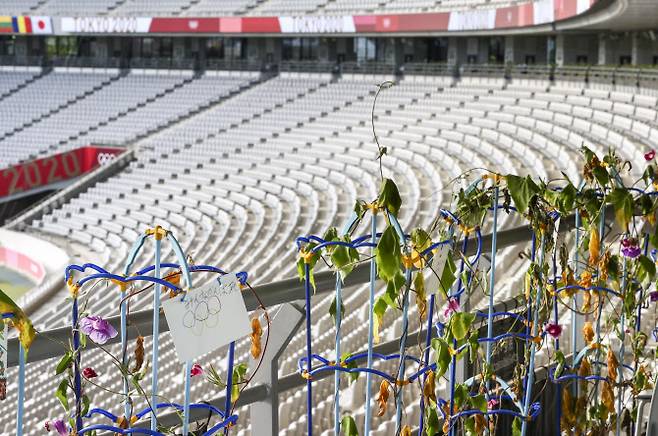 올림픽 개막을 이틀 앞둔 지난 21일 오후 도쿄스타디움에서 무관중으로 열린 여자축구 스웨덴 대 미국 경기. 시들어가는 식물 뒤로 텅 빈 좌석이 보인다 (사진=연합뉴스)