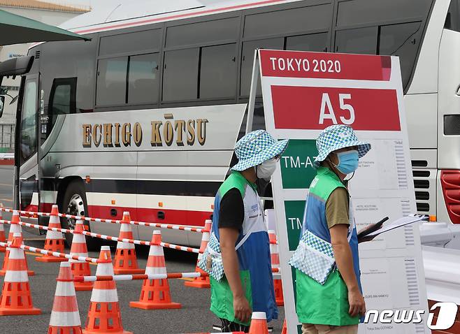2020 도쿄올림픽을 8일 앞둔 15일 일본 도쿄올림픽 MTM(Media Transport Mall)에서 마스크를 쓴 안내요원들이 근무를 하고 있다.2021.7.15/뉴스1 © News1 송원영 기자