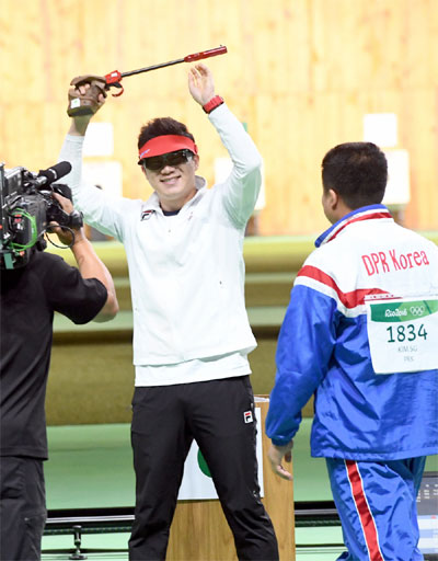 2016년 리우올림픽 남자 50m 권총에서 금메달을 딴 뒤 환호하고 있는 진종오.  [매경DB]