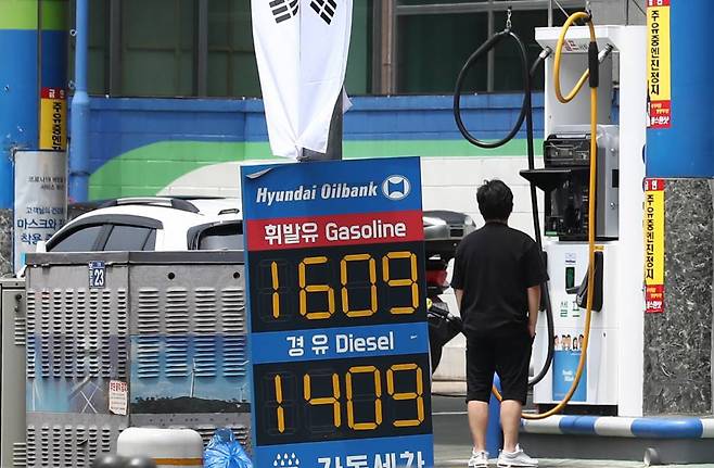 [서울=뉴시스]이영환 기자 = 전국 주유소 휘발유 평균 가격이 2018년 11월 이후 2년 9개월만에 리터당 1600원을 돌파한 6일 오후 서울 시내의 한 주유소에 유가정보가 표시되어 있다. 이날 한국석유공사 유가정보 서비스 오피넷에 따르면 6월 5주 주유소 휘발유 가격이 9주 연속 상승, 리터당 1600.9원을 기록했다. 전문가와 정유업계는 국내 휘발유 가격이 국제 가격을 2~3주 시차를 두고 따라가는 만큼 더 오를 여력이 크다고 전했다. 2021.07.06. 20hwan@newsis.com