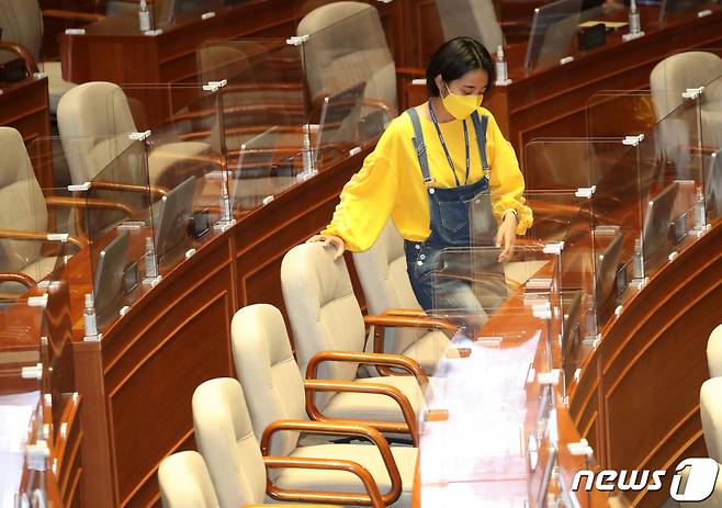 류호정 정의당 의원이 지난달 23일 국회 본회의장에서 열린 경제분야 대정부질문에 참석해 자리하고 있다. /사진제공=뉴스1
