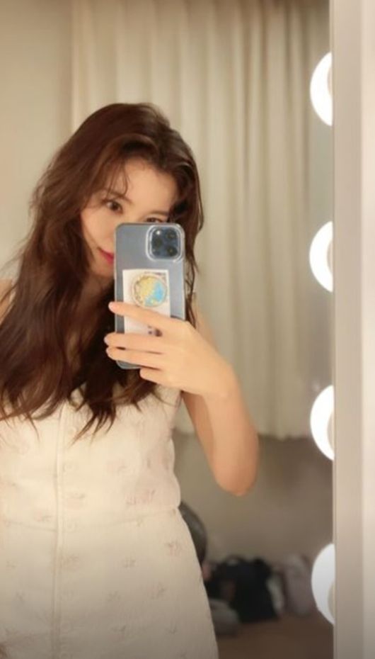 Actor Si-a Jing has unveiled a mirror selfie, boasting a smaller face size than a cell phone.On the 22nd, Si-a Jin posted a picture of his instagram story in front of a mirror.In the public photos, Si-a Jing is taking a mirror selfie with a pure atmosphere, especially with a smaller face size than a cell phone.The fans responded in various ways such as My face is really small, it will disappear! Is it my mother or too beautiful! And I am beautiful!Meanwhile, Si-a Jing married Actor Do-bin Baek, son of Actor Baek Yoon-sik in 2009, and has one male and one female.