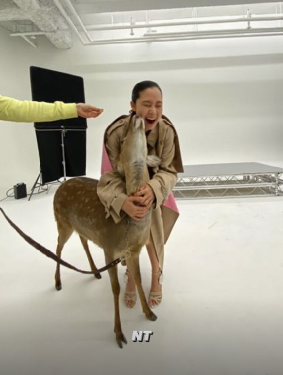 Actor Gong Hyo-jin has released a certification shot with Sika deerOn Sunday, Gong Hyo-jin posted several photos on his instagram.In the open photo, Gong Hyo-jin met Deer on the set.Gong Hyo-jin, who looked at Deer with a strange look and hugged Deer, is smiling with a surprised smile as Deer kisses his face.Gong Hyo-jin and Deers lovely two-shot draws attention.Meanwhile, Gong Hyo-jin was greatly loved for playing the role of Camellia in the 2019 KBS 2TV drama Around the Time of Camellia Flowers. He is currently reviewing his next film.