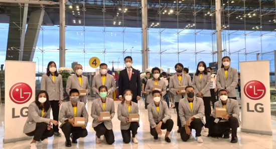 도쿄올림픽에 출전하는 태국 선수단이 LG전자가 8월부터 글로벌 시장에 출시할 예정인 2세대 전자식 마스크를 쓰고 방콕 공항에서 기념촬영하고 있다.[사진제공=LG전자]