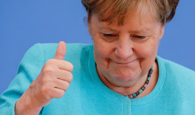 앙겔라 메르켈 독일 총리가 22일 베를린에서 열린 하계 기자회견에서 16년간 재임했던 데 대한 소회를 밝히며 엄지 손가락을 치켜들고 있다. 베를린=AFP 연합뉴스