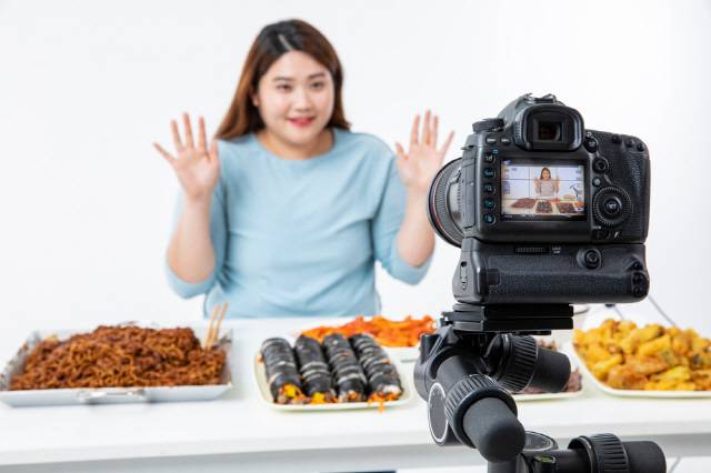 음식 사진이나 영상을 계속 보면 중독될 수 있어 주의해야 한다./사진=클립아트코리아