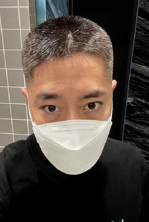 Feminist movement from the Billfish Hair coloring.Eric Mun, a singer and actor from group Shinhwa, announced his recent situation.Eric Mun released a picture on the Instagram on the 23rd, saying, The day is hot.In the photo, Eric Mun looked at the camera with his mask half-covered, his eyes focused on the whitewashed Billfish, who said: Thirties.I decided to give my scalp a feminist movement from the Billfish Hair coloring that I have been doing every two weeks. Meanwhile, Eric Mun met viewers last year with MBC drama Spy who loved me.