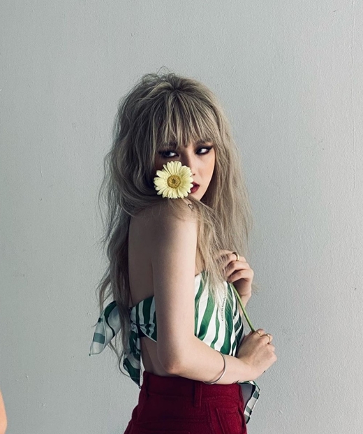 Yerin from group GFriend attracted attention with a different visual.On Sunday, Yerin posted a number of photos on her personal Instagram account with heart emojis.He poses variously at the magazine photo shoot scene with Singer Lee Hyori Omaju.Yerin threw off the fresh and lovely charm that he had shown in his career and exuded sexy and charming charisma.The dark smokey makeup and colorful hairstyle added a chic atmosphere.Especially in other posts, It was a proud day that I tried blonde hair for a long time and made a very strong smokey makeup for the first time. It was an honor to have the opportunity to Omaju the picture of Lee Hyori, who I usually admired.Yerin recently signed an exclusive contract with the Surbream Artist Agency after the group GFriend disbandment in May.