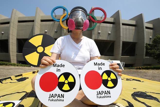 환경운동연합 바다위원회 관계자가 도쿄올림픽 개막일인 23일 서울 송파구 종합운동장에서 일본의 후쿠시마 원전오염수 방류에 반대하는 일인시위를 하고 있다. 연합