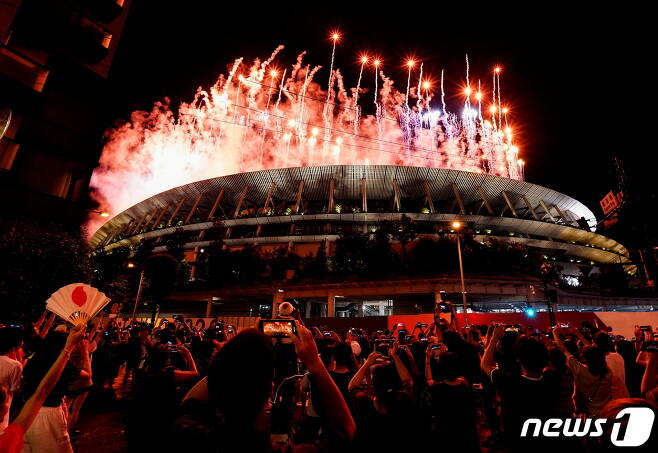 23일 일본 도쿄 국립경기장에서 2020 도쿄 올림픽 개막식이 펼쳐졌다. 형형색색의 폭죽이 일제히 터졌다. © 로이터=뉴스1 © News1 정수영 기자