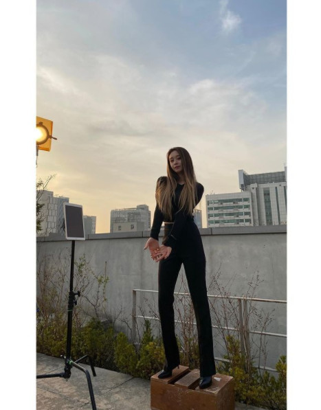 Seoul=) = A remarkable percentage of Actor Ji-yeon from girl group T-ara has been spotted.Ji-yeon posted a picture on his 24 Days instagram with an article entitled Imitation My family suffered a lot! Larima hi. In the public photos, Ji-yeon is pictured on the rooftop against the sky; in all-black fashion, he exudes admiration with incredible proportions and small faces.On the other hand, KBS 2TV Friday drama Imitation starring Ji-yeon ended on the 23rd.